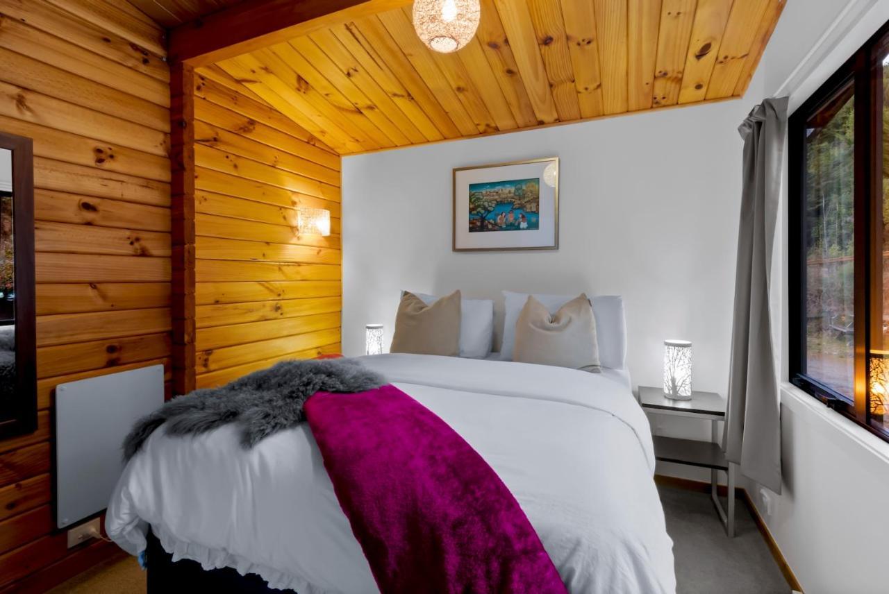 Kereru Cottage, Cosy Log Cabin, Serene Lake & Mountain Views Куийнстаун Екстериор снимка