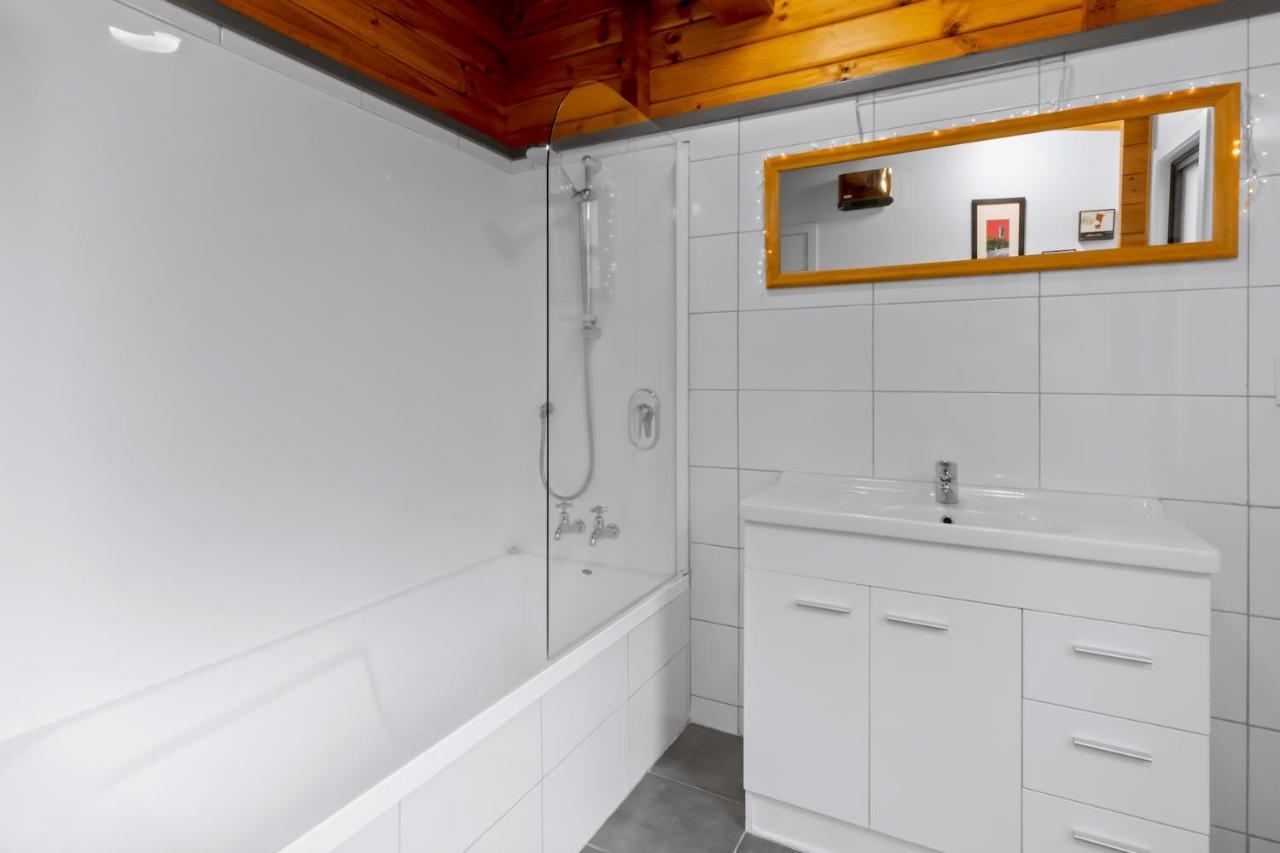 Kereru Cottage, Cosy Log Cabin, Serene Lake & Mountain Views Куийнстаун Екстериор снимка